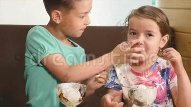 快乐的<strong>小女孩</strong>和男孩在咖啡馆吃冰淇淋